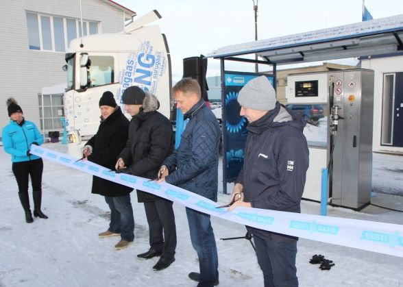 Rakvere tankla avamisel lõikavad linti omavalitsuse, Eesti Gaasi, KIKi ja ehitaja esindaja.