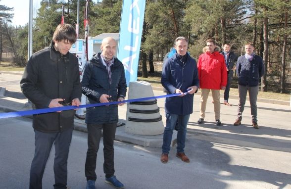 Pääsküla tanklas lõikavad linti Nõmme linnaosa vanema asetäitja Karmo Kuri ja Alexela juhatuse liige Alan Vaht.