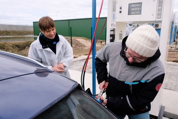 President jälgib Koksveres, kuidas Ahto Oja tangib biometaaniga gaasiautot. Foto: Presidendi Facebook